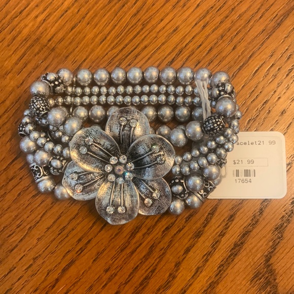 Unknown Jewelry - NWT BOHO FUN!! Silver Tone Stretch Bracelet Beautiful Flower 🌺 In Center